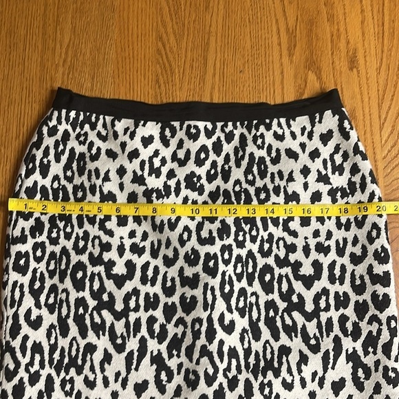 Ann Taylor pencil skirt Black white animal print Straight Mini Work Business 10 - Picture 6 of 8